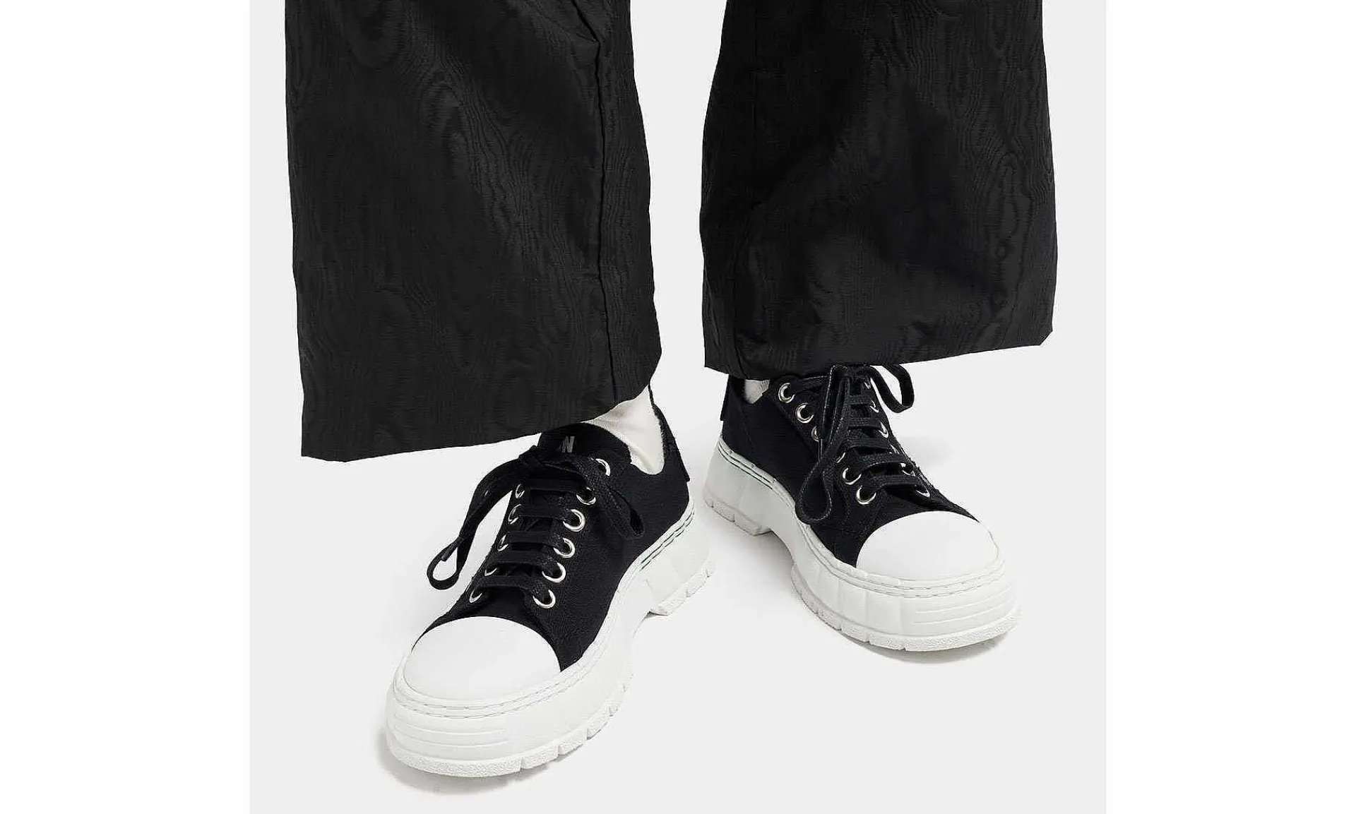 Damen Viron 1968 Black Canvas Toe-Cap Low